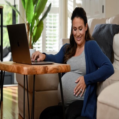 pregnant woman on computer